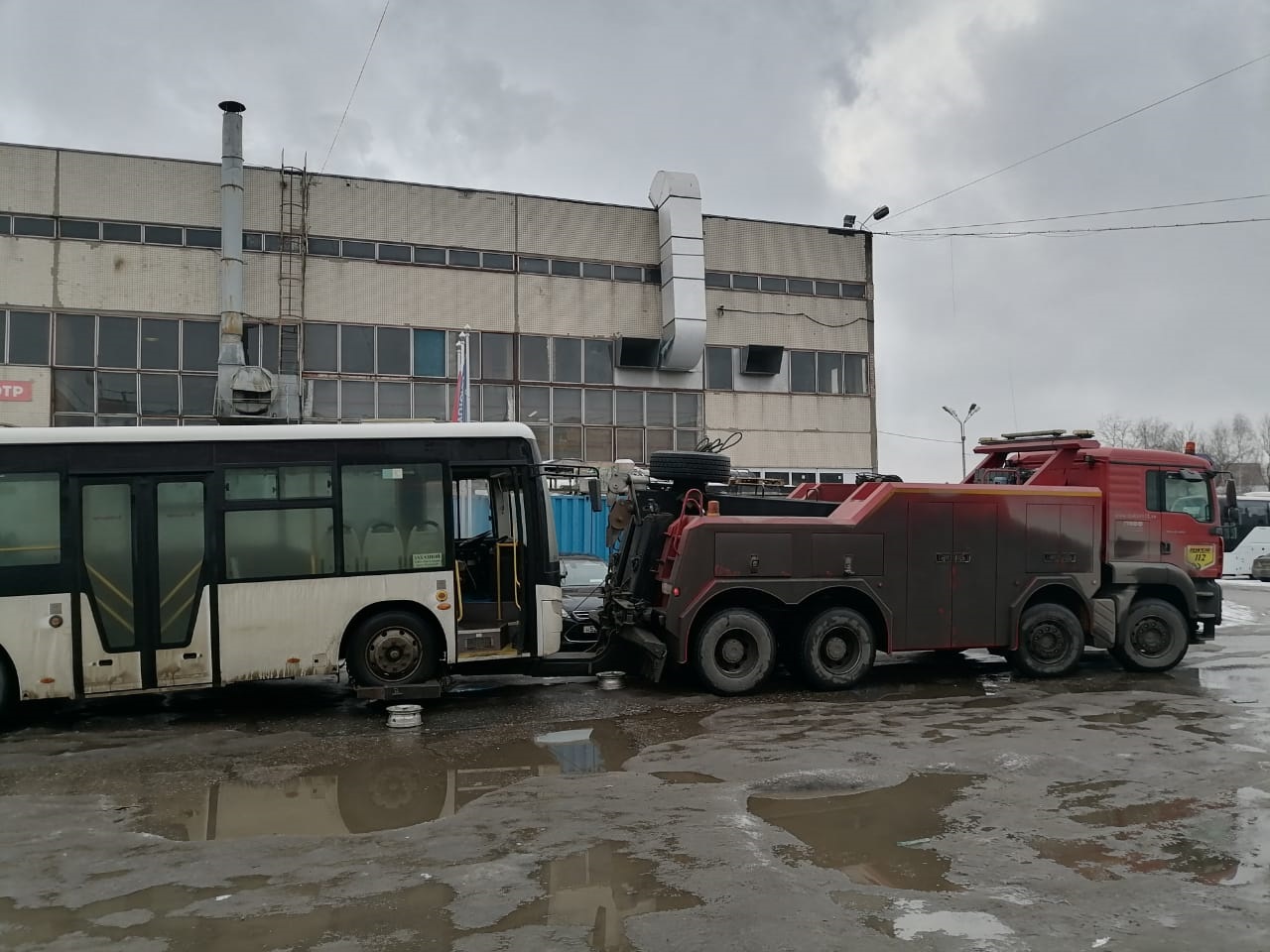 Буксировка автобуса за переднюю балку: когда это опасно?