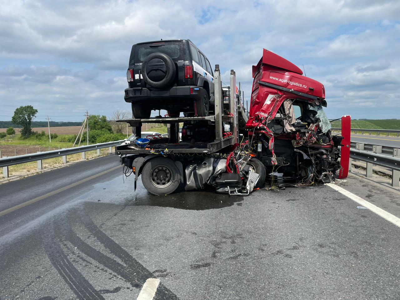 Эвакуация автовоза на трассе М4 после аварии